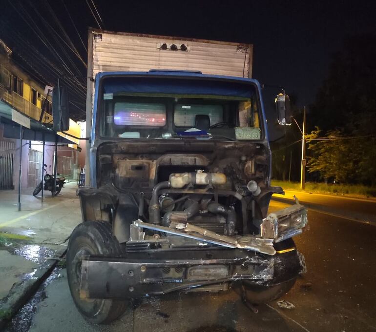 Este camión de gran porte fue protagonista de un múltiple accidente de tránsito sobre la ruta acceso sur.