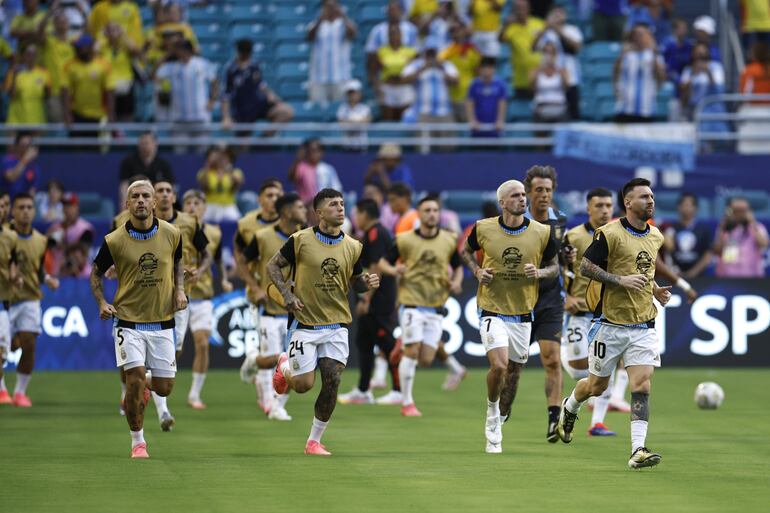 Los jugadores de Argentina salen a realizar la entrada en calor para la final de la Copa América 2024. 
