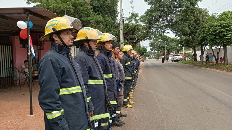 Al término del desfile los bomberos de todo el departamento Central realizaron una formación para saludar a las autoridades del palco.