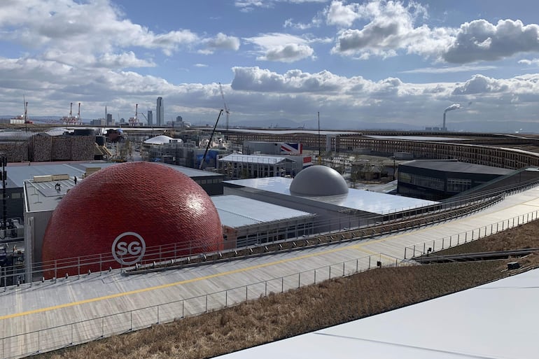 Vista general aérea de la Expo de Osaka 2025, que se inaugurará en esa ciudad nipona el próximo abril y cuyos preparativos se están ultimando. A menos de tres meses para la inauguración de la Expo de Osaka 2025 algunos países participantes continúan la construcción de sus pabellones y otros están a la espera de comenzar ya el montaje de su interior, mientras la escasa venta de entradas aún no preocupa a los organizadores. 
