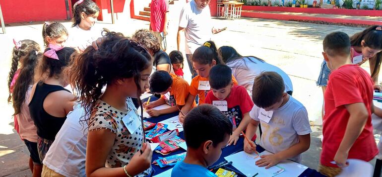 Niños y niñas participan del programa Escuelas Abiertas del  MEC.