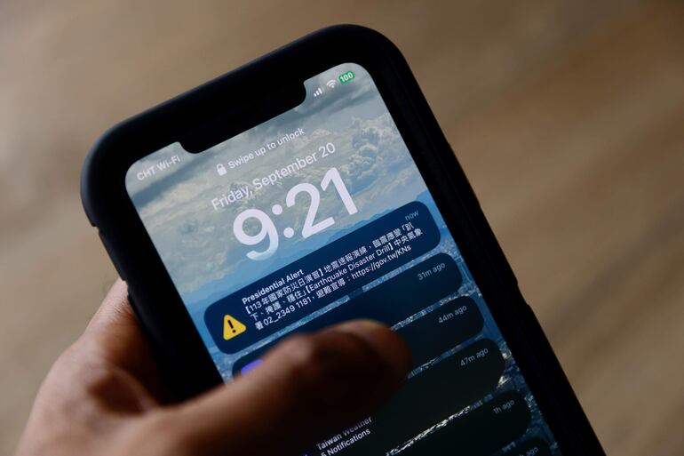 Un mensaje de texto de simulacro de terremoto se ve en un teléfono móvil durante el día nacional de prevención de desastres en Taipei, Taiwán, el 20 de septiembre de 2024.