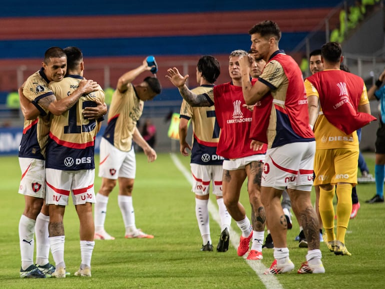 Los jugadores de Cerro Porteño festejan un gol en el partido frente a Monagas por la ida de la Fase 2 de la Copa Libertadores 2025 en el estadio Monumental, en Maturín, Venezuela.