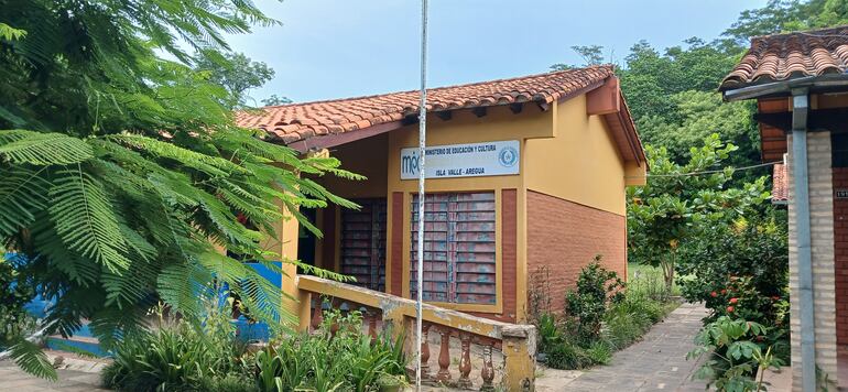 escuela de color amarillo con  plantas alrededor