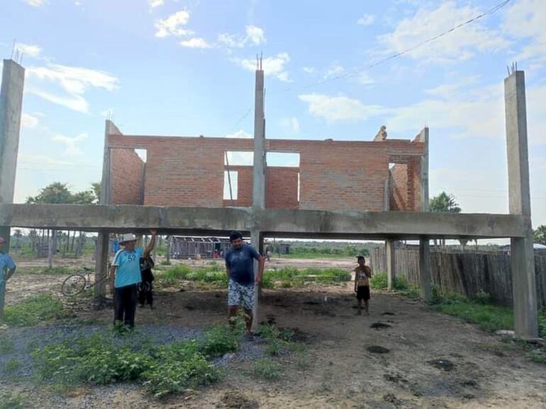 Obra abandonada en la comunidad de los Tomarahos. Era para un dispensario médico, existe un avance del 23%.