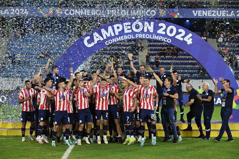 Los jugadores de Paraguay celebran la clasificación a Los Juegos Olímpicos París 2024 y la consagración de campeón del Preolímpico 2024 en el estadio Nacional Brígido Iriarte, en Caracas, Venezuela.