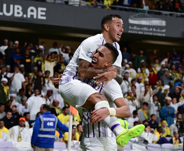 Kaku Romero y el marroquí Soufiane Rahimi celebran la clasificación del equipo de Al Ain.