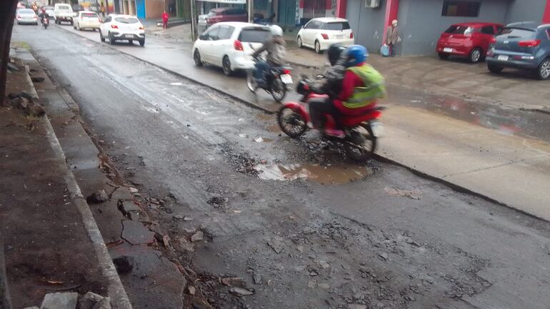 Baches de todos los tamaños sobre la avenida Fernando de la Mora.