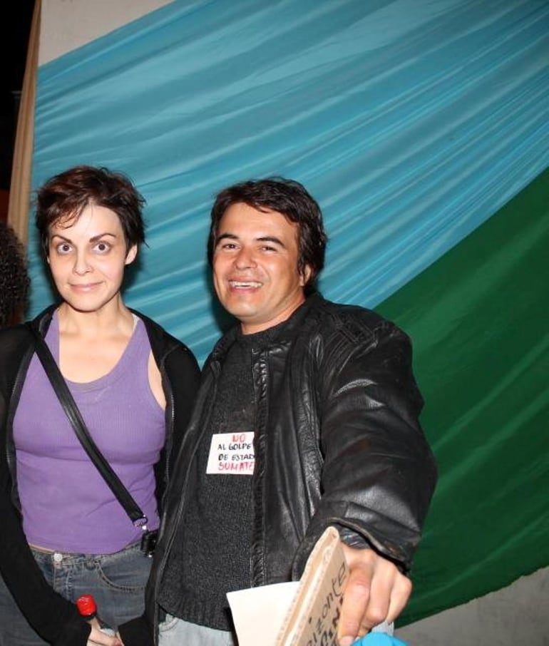 Poetas Édgar Pou y Montserrat Álvarez en una protesta frente a la sede de la TV Pública en junio de 2012