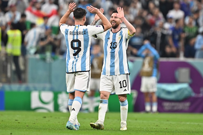 Julián Álvarez (i) de Argentina celebra con su compañero Lionel Messi tras anotar el 3-0 durante la semifinal de la Copa Mundial de la FIFA 2022 entre Argentina y Croacia en el estadio de Lusail en Lusail, Qatar, el 13 de diciembre de 2022.