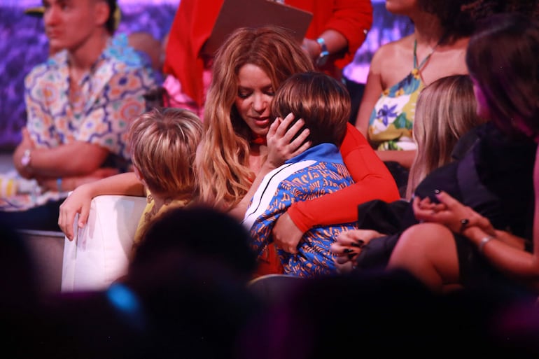 Shakira arropada por sus hijos Sasha y Milan, en San Juan, Puerto Rico. (Gladys Vega/Getty Images/AFP)
