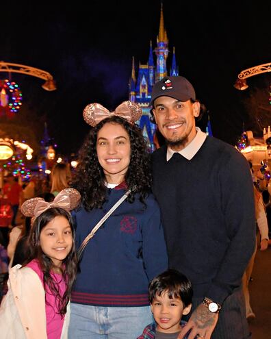 Gustavo Gómez y Jazmín Torres con sus hijos Pía y Lucca en Disney World.