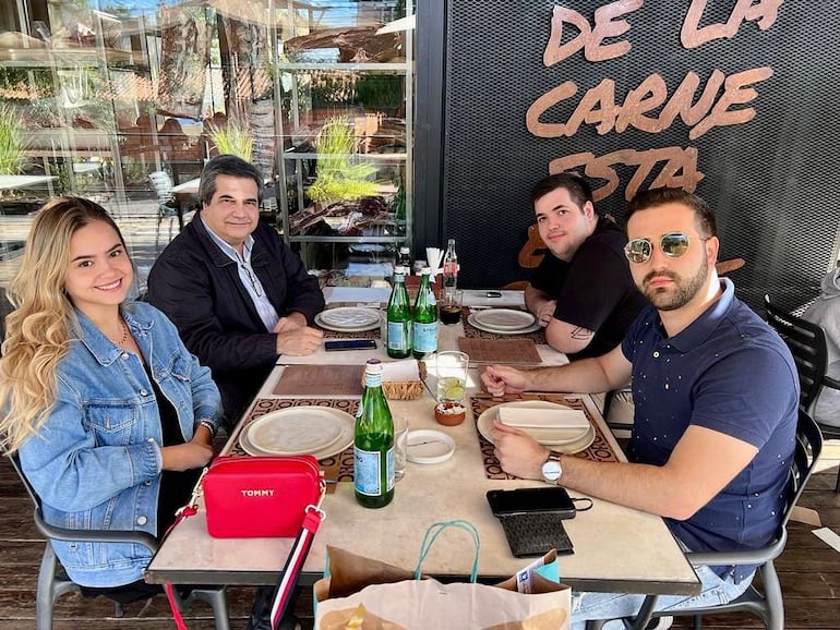 Carlos Filizzola con sus hijos Verónica, Giuliano y Leonardo. (Instagram/Carlos Filizzola)