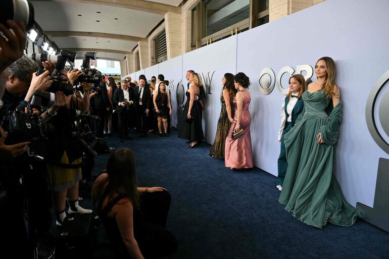 Angelina Jolie y Vivienne Jolie-Pitt se llevaron todos los flashes de los medios presentes en los Premios Tony en el Lincoln Center. (ANGELA WEISS / AFP) 