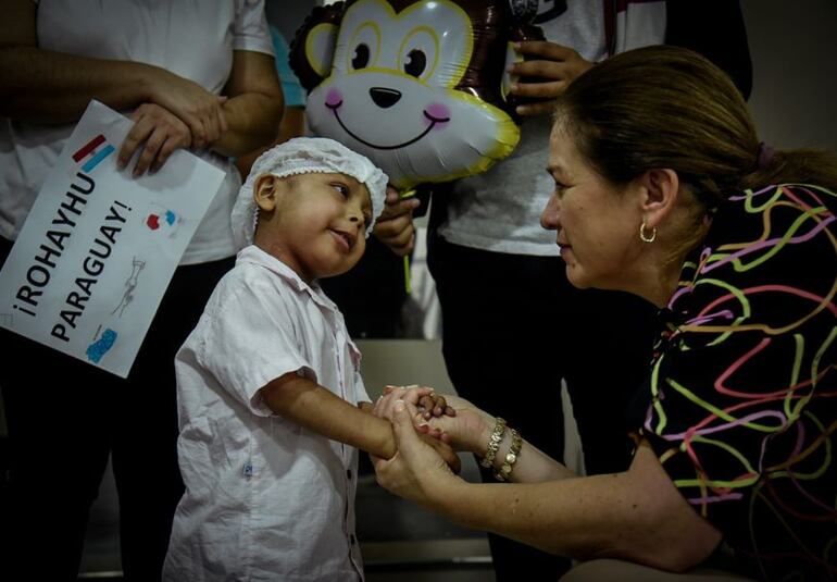 Un niño salvadoreño de 3 años que fue sometido a un trasplante de médula alogénico fue dado de alta hoy en el Hospital Pediátrico Niños de Acosta Ñu.