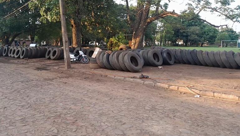 Cubiertas amontonadas frente a una de las gomerías.