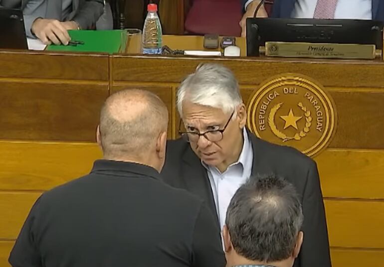 El senador Ignacio Iramai (PEN) al igual que al senador Tony  Barrios (HC) también reclamó al senador Basilio "Bachi" Núñez (ANR, HC) su falta de código.