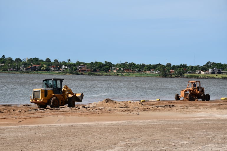 Intenso movimiento de maquinaria en la playa Tacurú Pucú que será habilitada próximamente.