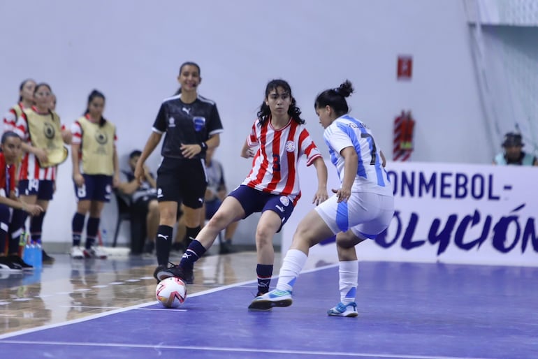 Yamila Corvalán domina el balón frente a una jugadora rival. El empate dejó afuera a las albirrojas.