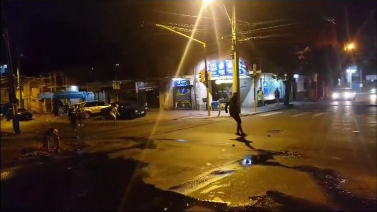 Hinchas del Sportivo Luqueño en los alrededores del estadio Feliciano Cáceres.