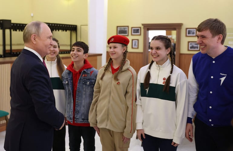 El presidente de Rusia, Vladimir Putin, intenta ganarse a los jóvenes rusos en un acto de campaña presidencial.