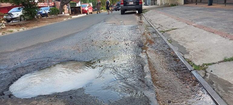 El caño roto formó un pozo de agua en Bruno Guggiari y Las Palmas.