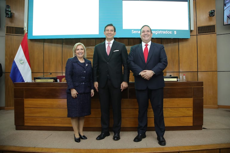 La vicepresidenta segunda de la Cámara Alta, Hermelinda Alvarenga, el presidente del Senado, Silvio Ovelar (centro); y el vicepresidente primero del Senado, Arnaldo Samaniego, tras la elección de la mesa directiva. Foto: Senado.