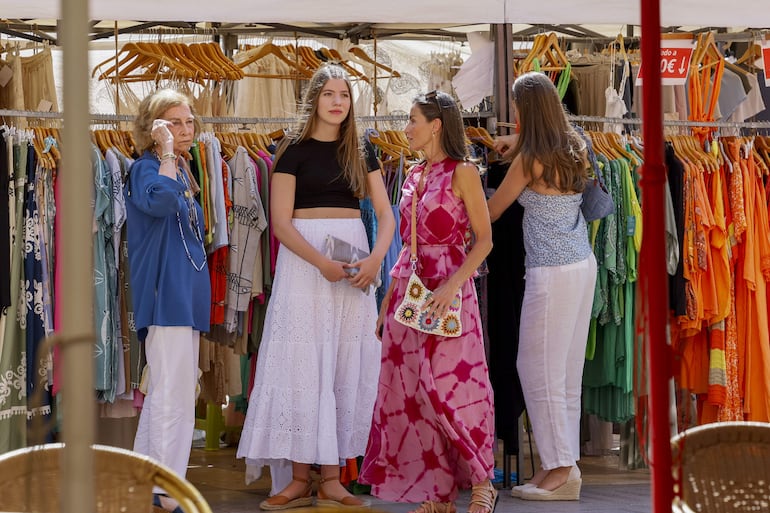 Letizia y sus hijas Leonor y Sofía junto a la reina emérita doña Sofía aprovecharon para hacer compras en Palma de Mallorca. (EFE/Ballesteros)
