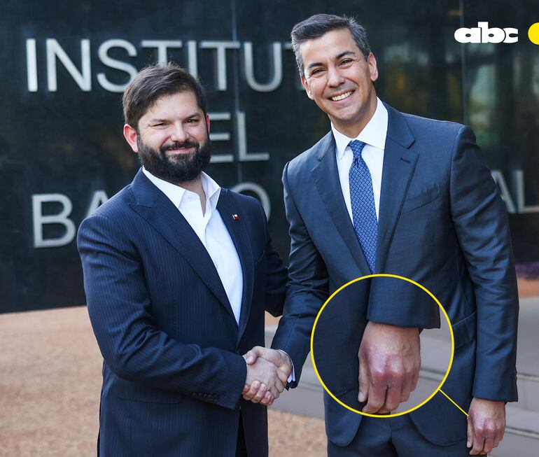 Acercamiento hacia la mano izquierda del presidente Peña en la imagen que acaparó la atención en redes.