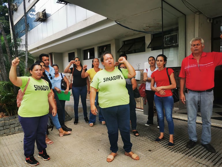 Sindicalistas del IPS advirtieron que no dejarán de luchar hasta lograr la reposición de sus compañeros desvinculados.