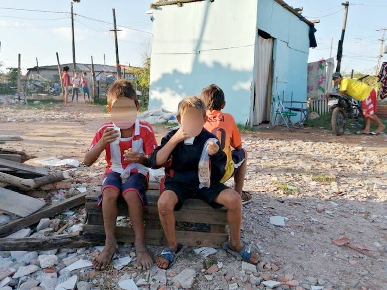 Pobreza y abandonado revela está imagen de un barrio en  las periféricas de Asunción.