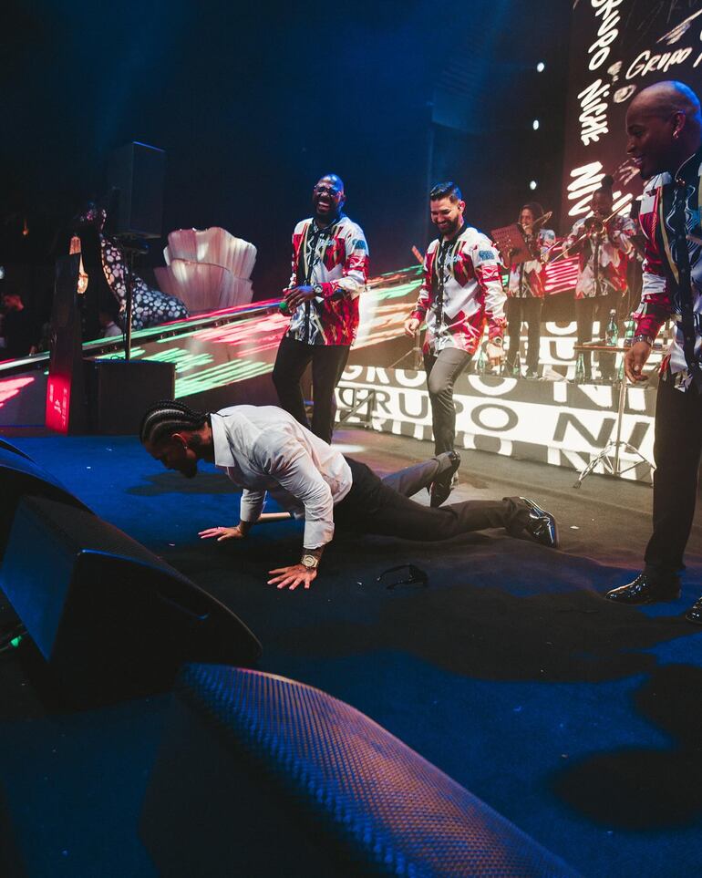 Maluma bailando en el escenario de su fiesta de cumple al son del Grupo Niche. (Instagram/Maluma)