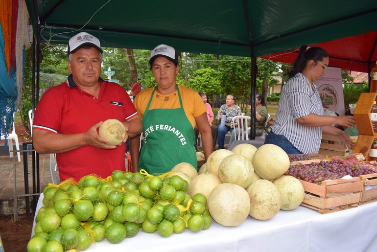 De La Colmena, el productor Luis Benítez, acompañado de su esposa Apolonia, están ofertando uva y melón para el clericó.