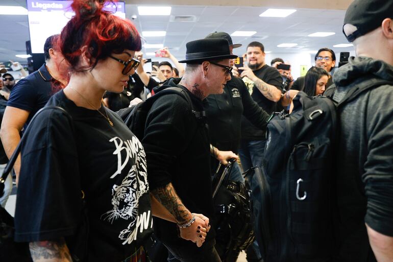 Corey Taylor (c), vocalista y compositor de la banda estadounidense de metal alternativo Slipknot, camina a su llegada al Aeropuerto Internacional Silvio Pettirossi este lunes en Luque (Paraguay).