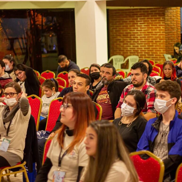 Fotos de uno de los encuentros de bookfluencers con su público.