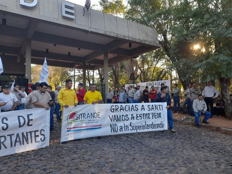 Funcionarios de la ANDE protestan contra la ley de Superintendencia de Jubilaciones y denuncian precariedades.