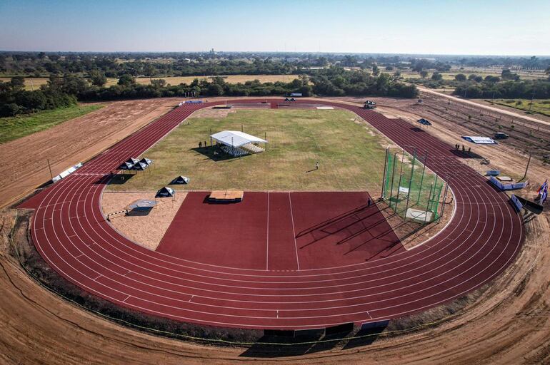 Imponente imagen aérea de la primera pista atlética que fue inaugurada ayer en Filadelfia, territorio chaqueño, con presencia del Presidente de la República.