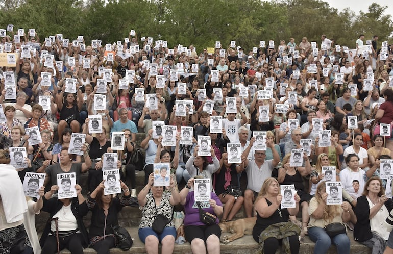 Argentinos exigen justicia para Fernando Báez Sosa, joven asesinado por un grupo de rugbistas.