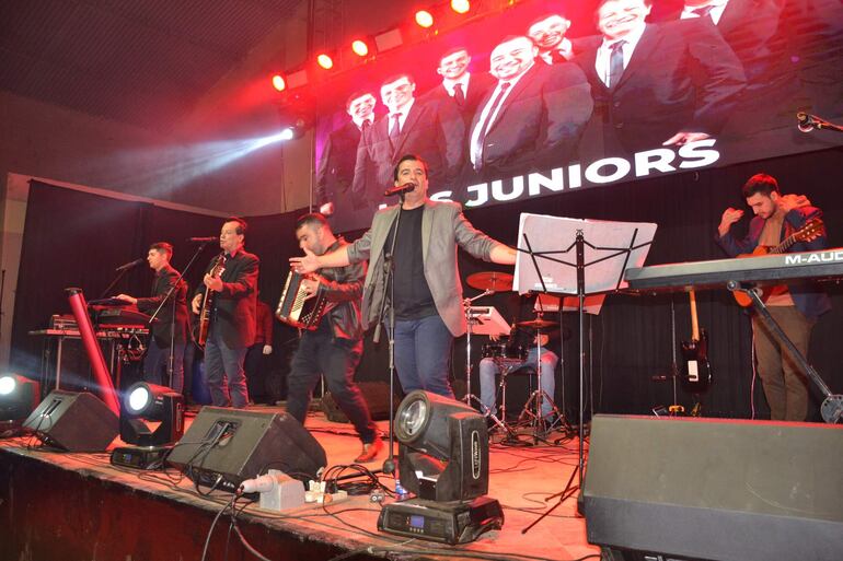 Los Juniors de Caazapá ofreciendo una presentación impecable en el festival del Isla Susu de Bertoni.