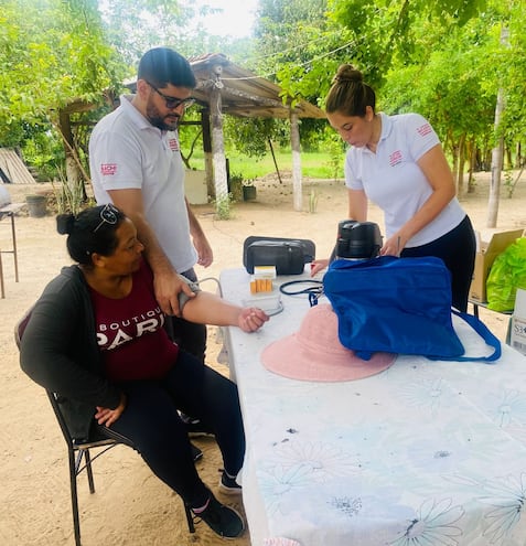 Amanda Núñez y su esposo  José Montiel durante la campaña proselit