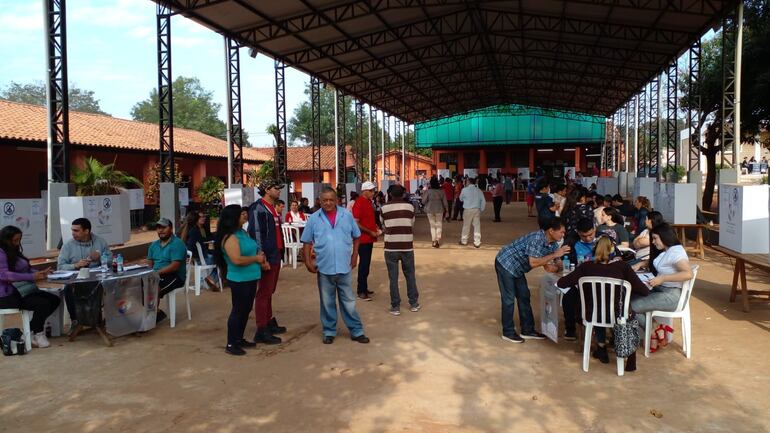 Esc. y Col. Enrique Soler de la ciudad de Capiatá en la ruta PY 02: local de votación de los colorados.