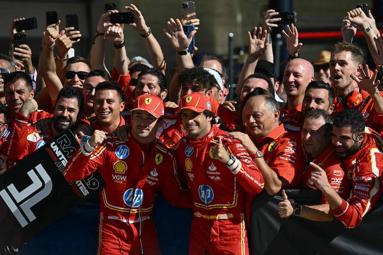 Charles Leclerc (izq.) y Carlos Sainz celebran el sensacional logro conseguido ayer en el Gran Premio de los Estados Unidos, en Austin (Texas), junto a todo el equipo del “Cavallino Rampante”.