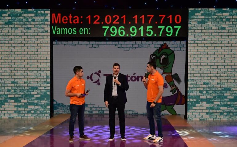 El presidente Santiago Peña se hizo presente en las primeras horas de Teletón 2023.