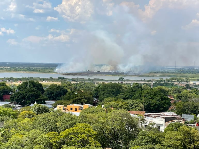 Incendio en el banco San Miguel de la Costanera Norte de Asunción.