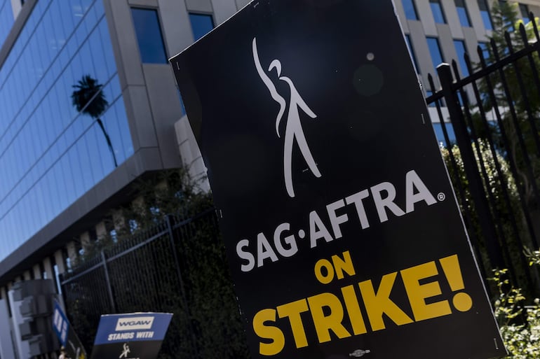 Miembros de SAG-AFTRA protestan frente a la sede de Netflix en Los Ángeles.