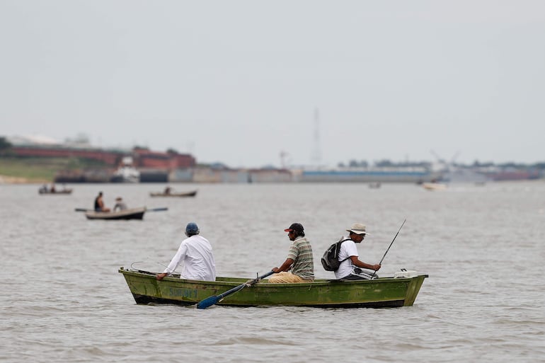 Imagen ilustrativa: pescadores en el río Paraguay.