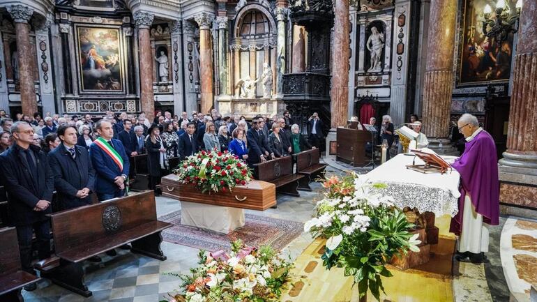 La iglesia abarrotada para despedir al filósofo Gianni Vattimo.