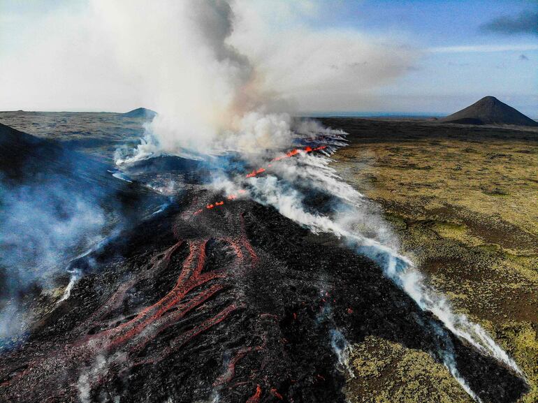 El escritor Julio Verne imaginó en “Viaje al centro de la Tierra” que el volcán islandés Snæfellsjökull sería la puerta que abriría a sus personajes a las entrañas del planeta, por lo que no sorprende que sea el primero en aparecer en el “Atlas novelado de los volcanes de Islandia”, de Leonardo Piccione.