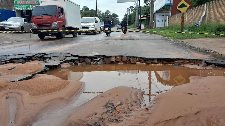 La avenida Pratt Gill, límite entre la las localidades de Ñemby y San Lorenzo. Algunos vecinos alegan que ya es parte de la ciudad Universitaria, pero que las autoridades se desentienden .