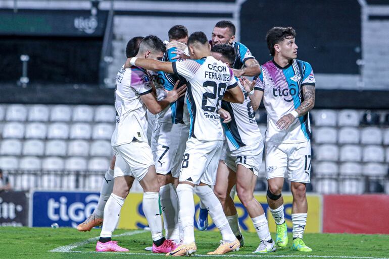 Matías Espinoza (d), futbolista de Libertad, observa a los aficionados durante el festejo de un gol en las semifinales de la Copa Paraguay 2023 en el estadio Manuel Ferreira, en Asunción.